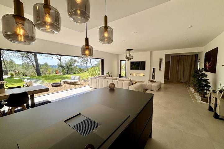 Location de vacances pour 7 personnes, avec jardin ainsi que piscine et terrasse à Rognes - 4