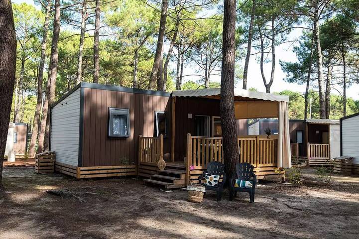 Static caravan for 6 people, with garden and pool in Vendays-Montalivet