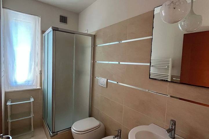 Appartement entier, À quelques pas de la mer, avec jardin privé et place de parking, quartier calme et verdoyant in Lido di Camaiore, Camaiore