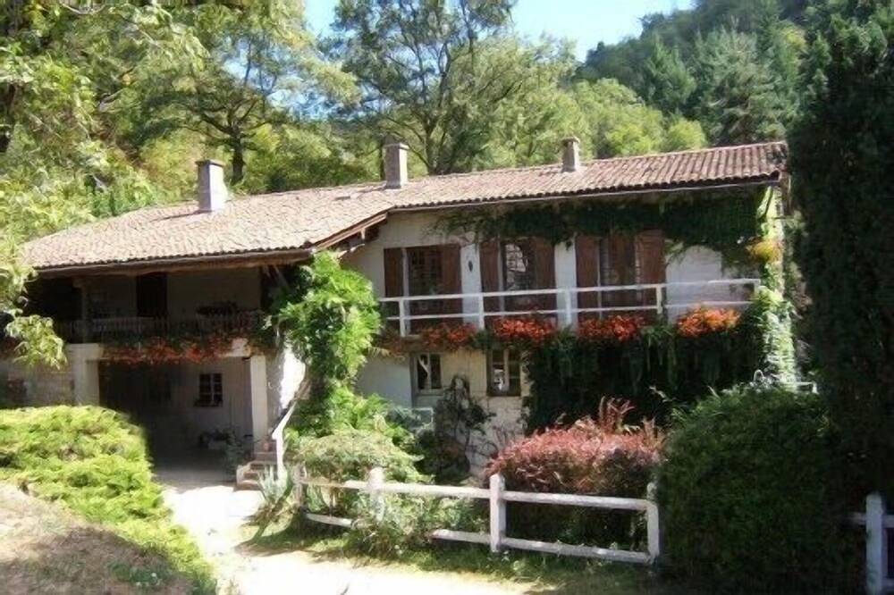 Gîte spacieux près de Thiers, 6 Ch, 14 pers Maison indépendante en gestion libre in Escoutoux, Région de Thiers