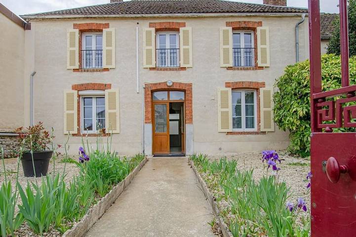 Location de vacances pour 10 personnes, avec jardin à Jully-sur-Sarce