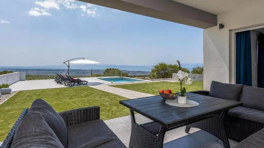 Villa für 9 Personen, mit Balkon und Pool in Crikvenica