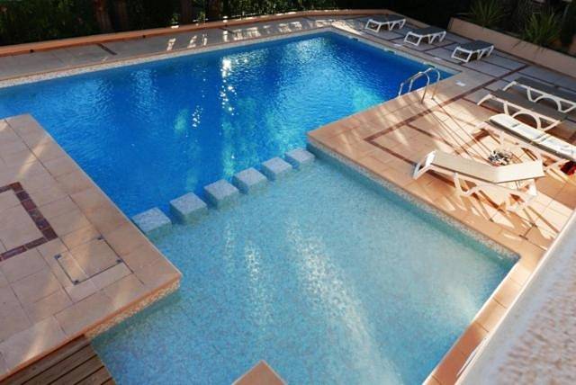 Location de vacances pour 4 personnes, avec piscine ainsi que balcon et vue, adapté aux familles dans Golf Bluegreen Sainte-Maxime - 2