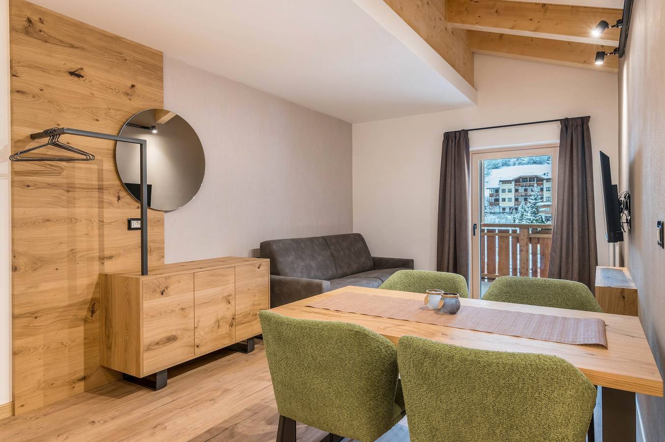 Appartamento intero, "Kamerloy Apartments - G" con vista sulle montagne, Wi-Fi, balcone e giardino in Campitello di Fassa, Dolomiti Superski