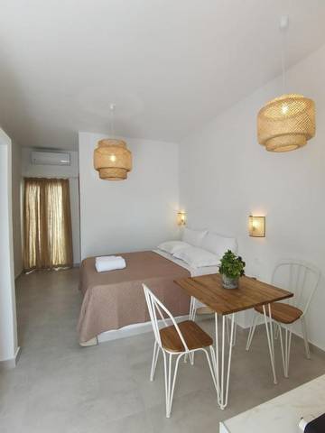 Gîte pour 2 personnes, avec jardin et vue dans Perivolos