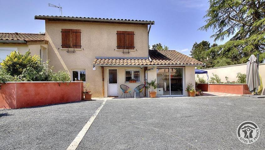 Gîte pour 6 personnes, avec Terrasse et Jardin à Francheleins