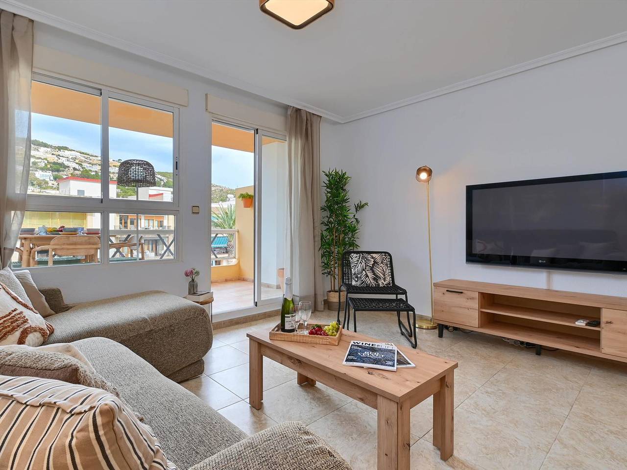 Hel lejlighed, Cozy 2-Bedroom Apartment with Sea View, 3 Terraces, and Parking near Playa de la Grava in Javea Port, Jávea