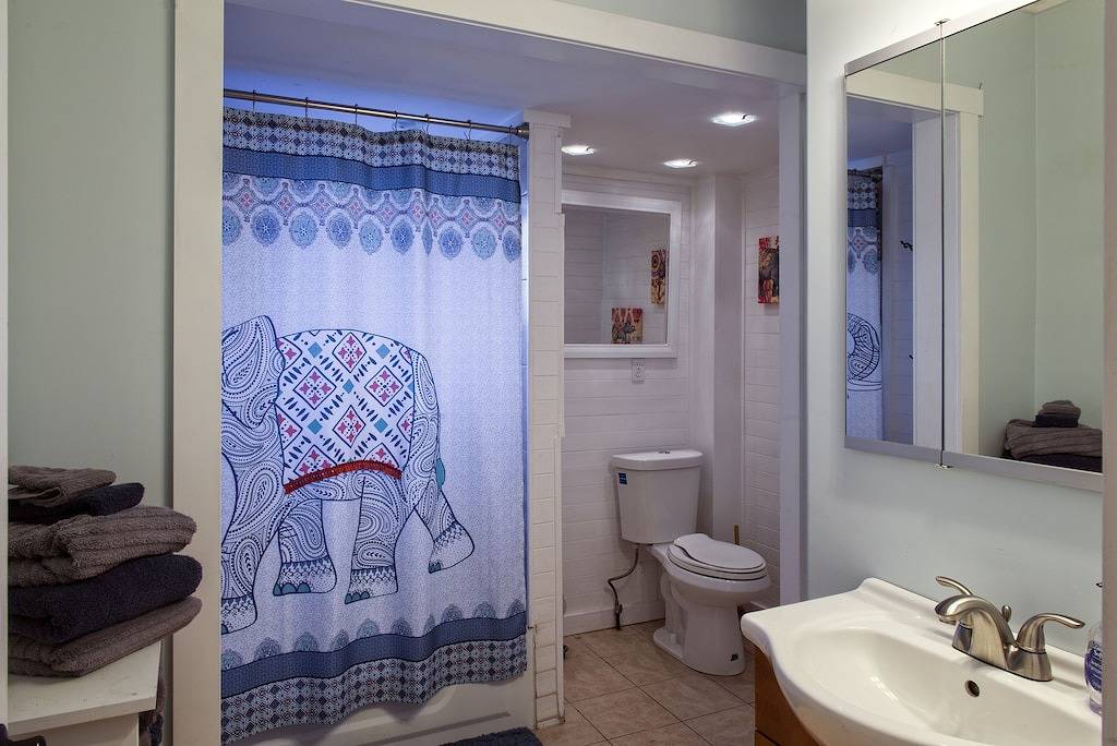 Entspannen Sie sich und sinken Sie zurück in den Whirlpool! Neues modernes Design, familien- und haustierfreundlich! in Salida, Chaffee County