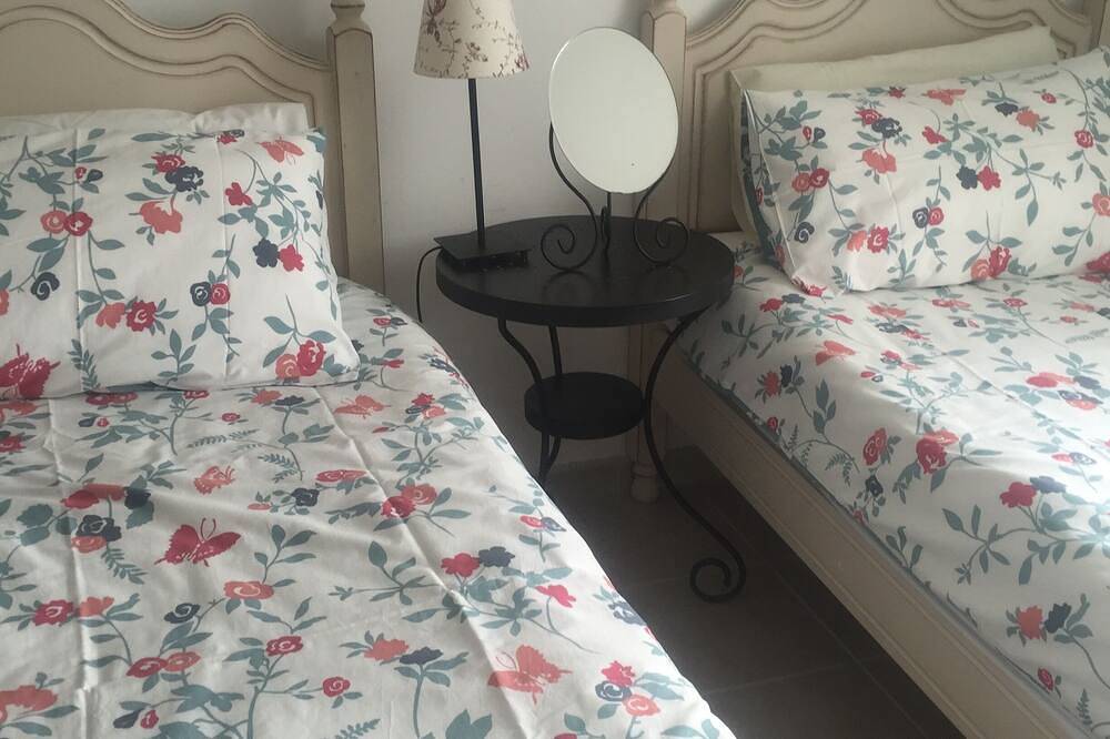 Cottage with Private Heated Pool, 15 Mins to Nearest Beach in Mortagne-sur-Gironde, Saintes region