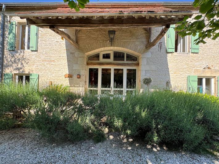 Charmantes Steinhaus in einem ruhigen Ort in Yonne in Bierry-les-Belles-Fontaines, Region Avallon