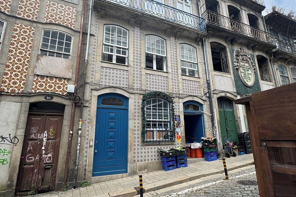 Appartamento intero, Spacious studio with WiFi, a king size bed, and a murphy bed in vibrant Porto in Miragaia (Porto), Distretto di Porto