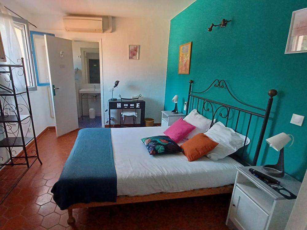 Small Double Room in Le Val, Région de Brignoles