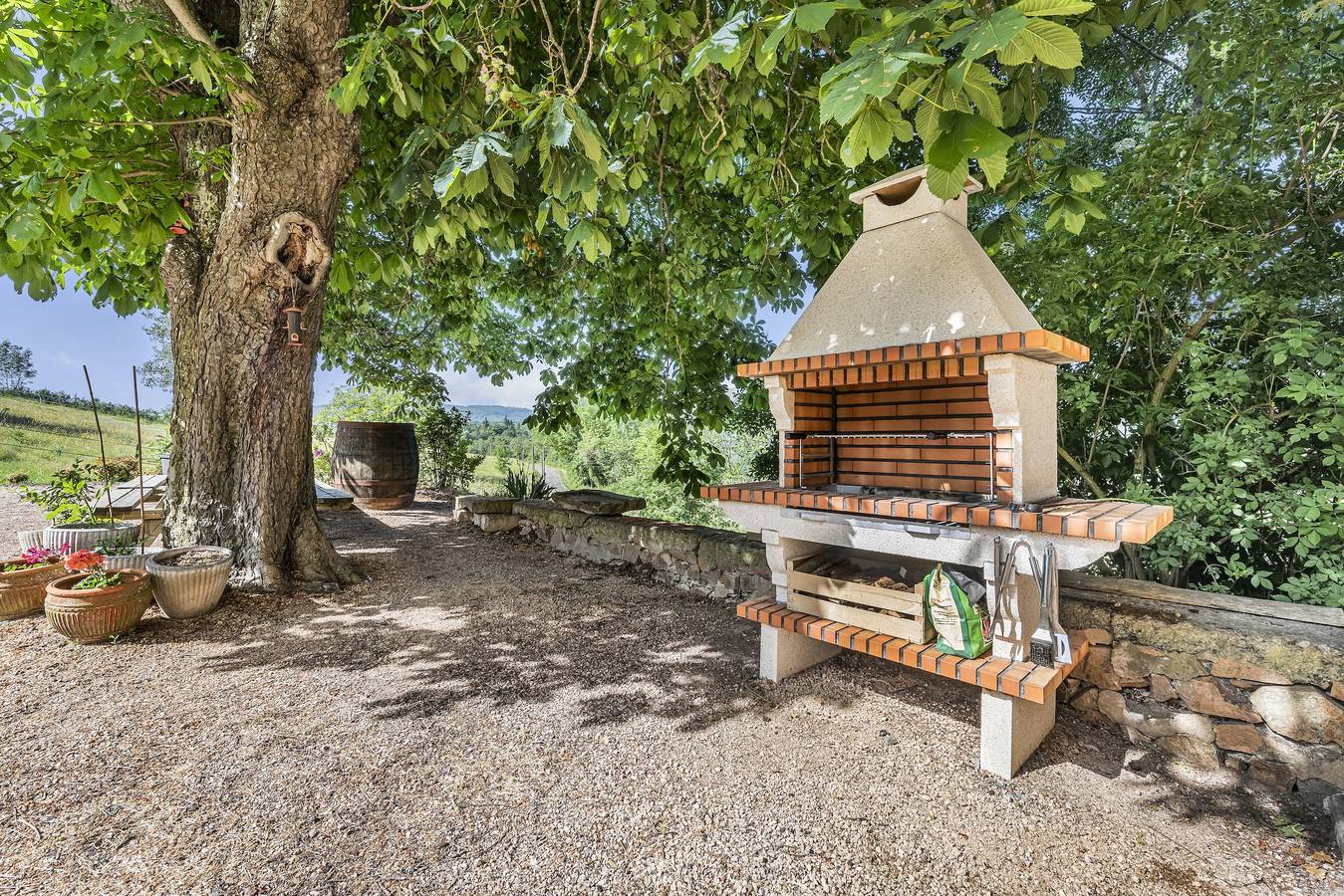 Geräumiges, helles und einladendes Ferienhaus mit Bergblick, privater Terrasse und Klimaanlage in Beaujeu, Beaujolais