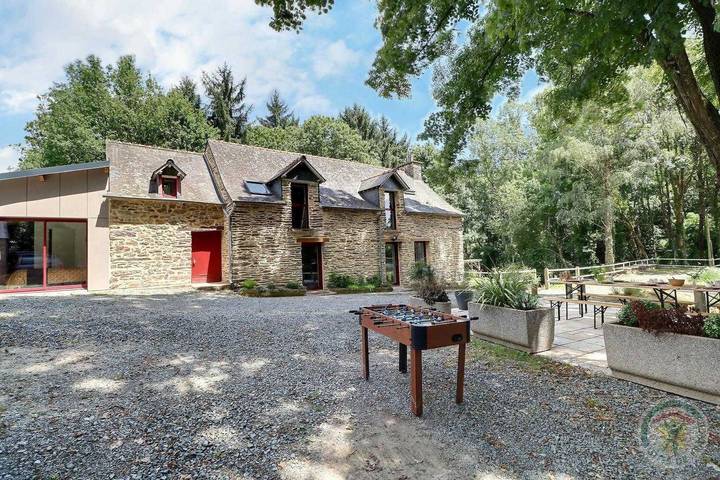 Gîte pour 15 personnes, avec Jacuzzi et Terrasse ainsi que Jardin et Vue à Guignen