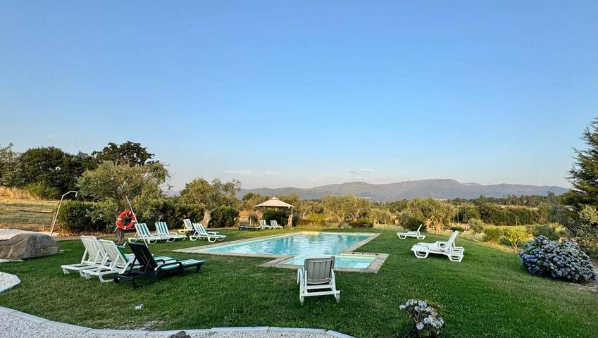 Aluguel de quarto para 3 pessoas, com piscina e jardim e ainda vista, com animais de estimação na Serra da Estrela