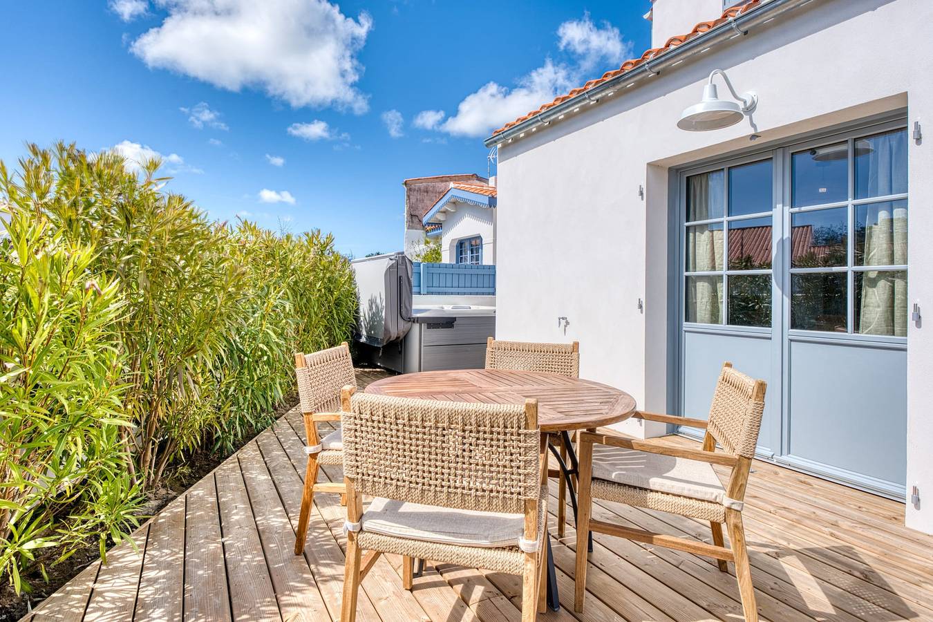 Bains de Mer House & Jacuzzi steps from the beach, Walk to town, Sleeps 6 in Saint-Gilles-Croix-de-Vie, Loire Valley