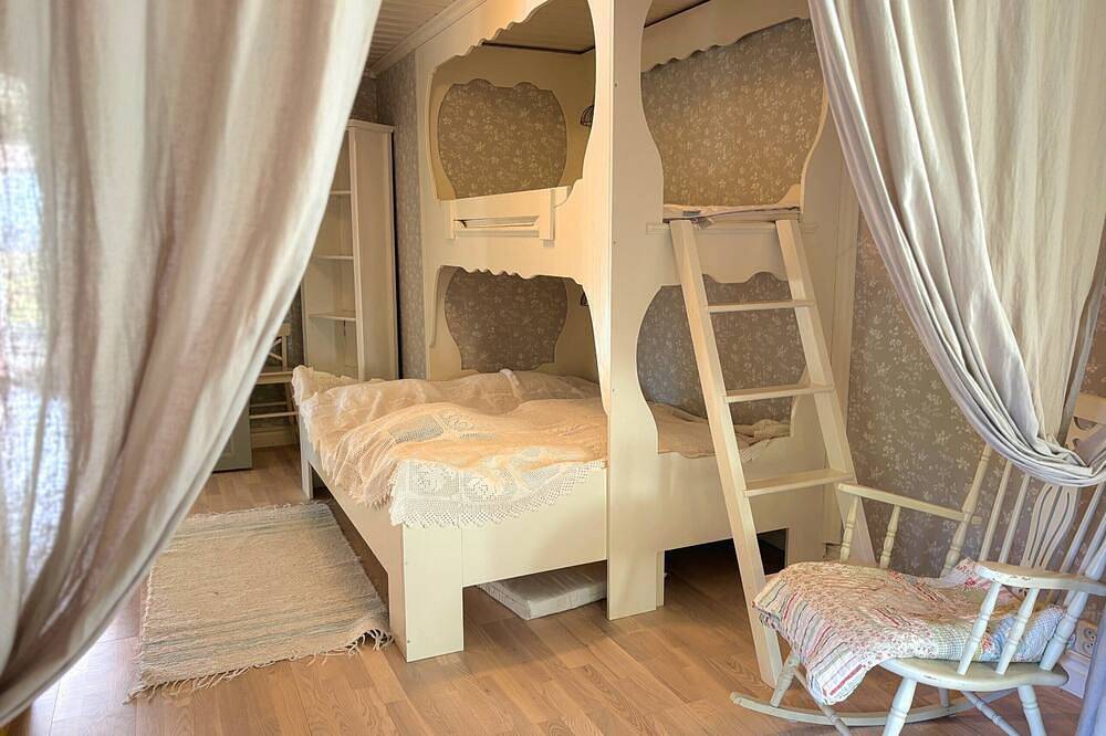 Hus Bubbarsbo – Familienferienhaus am See mit Garten & Kanu in Kolsva in Skinnskatteberg, Västmanland