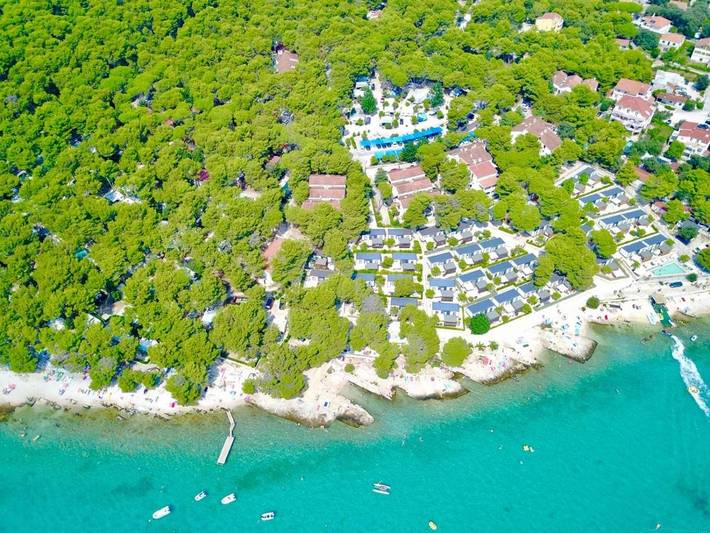 Camping pour 4 personnes, avec Terrasse ainsi que Jardin et Piscine à Pakoštane