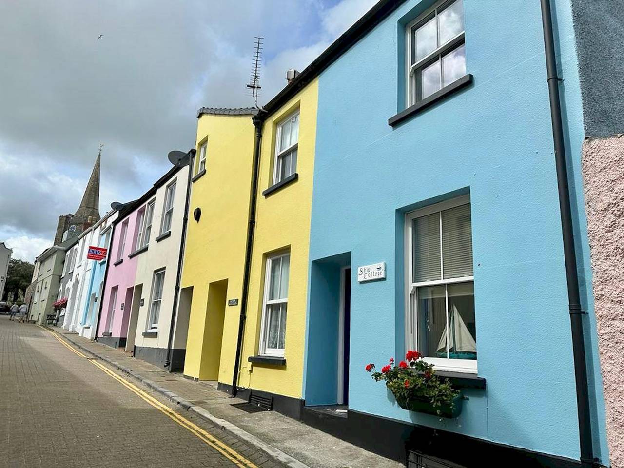 Pass the Keys | Ship Cottage 50m Walk to Tenby Beac in Tenby, Pembrokeshire