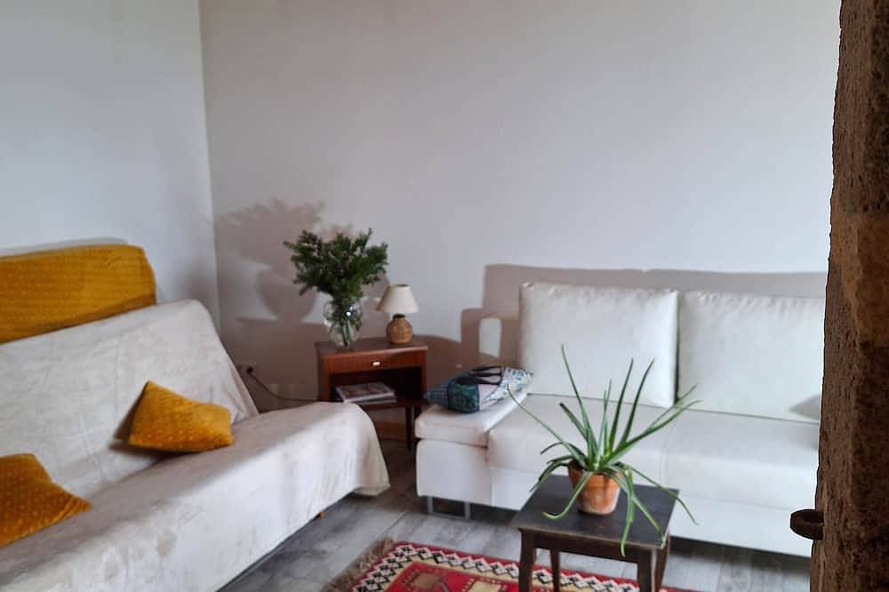 Dans  le parc d' une villa  Belle Epoque appartement  atypique avec sa serre! in Bourbon-l'Archambault, Allier