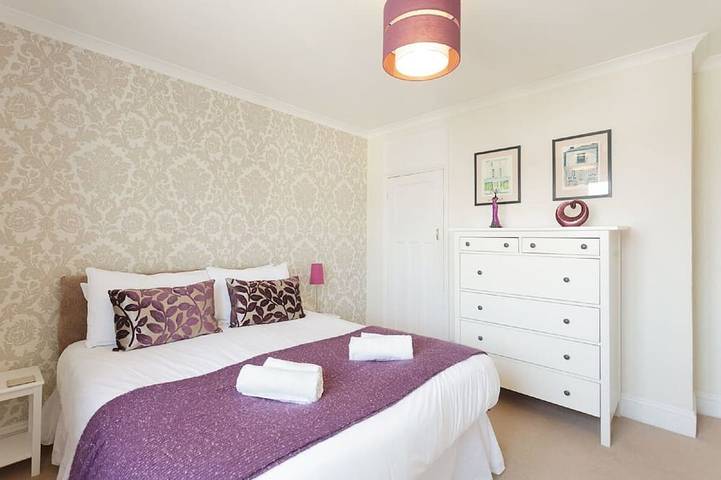 Fabulous  coastal 6 bedroom 4 bathroom  holiday home,  parking and sunny  garden in Telscombe, East Sussex