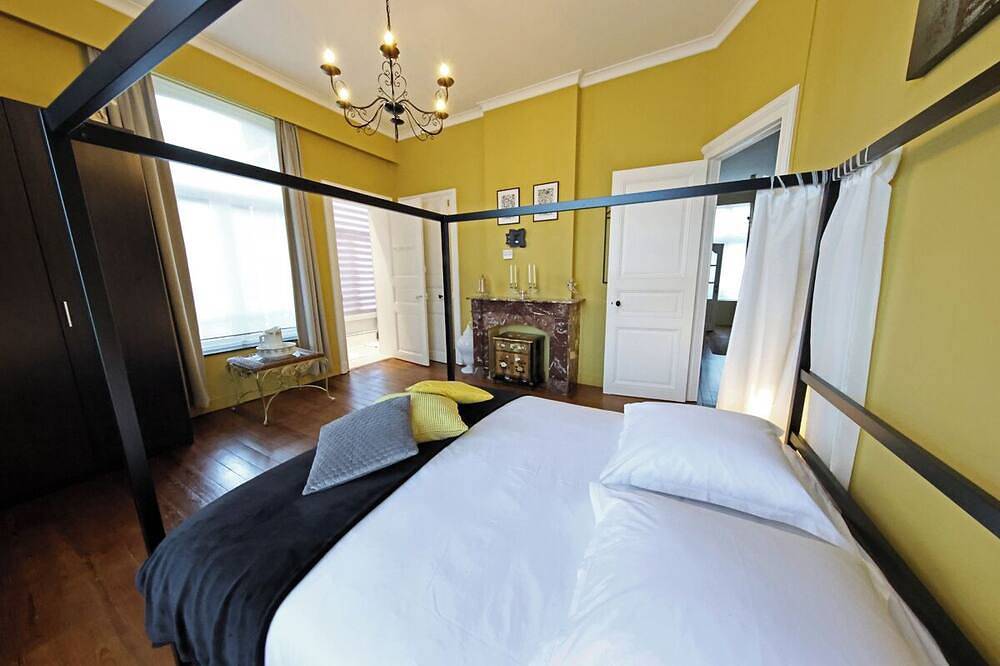 Apartamento entero, 3 minutes from the city center, apartment in a “Belle Epoque” style villa. in Spa, Liège region