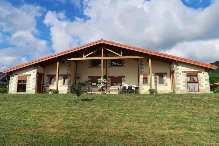 Location de vacances pour 6 personnes, avec piscine et vue sur le lac ainsi que vue et jardin, animaux acceptés à Gautegiz Arteaga - 3
