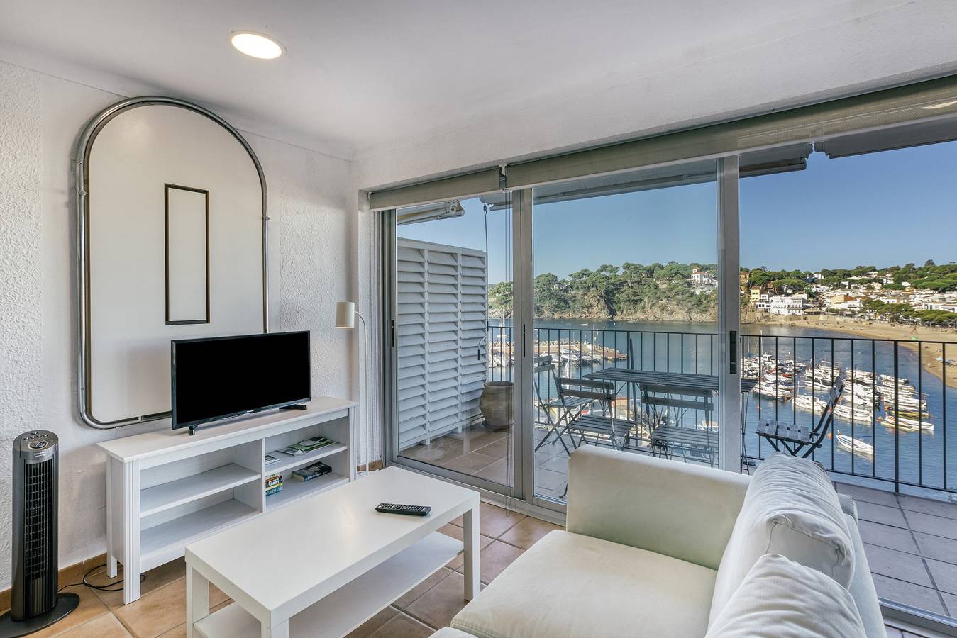 Apartamento entero, Apartamento '1a Linea Mar Port Llafranch' con vistas al mar, terraza privada y Wi-Fi in Llafranch, Palafrugell