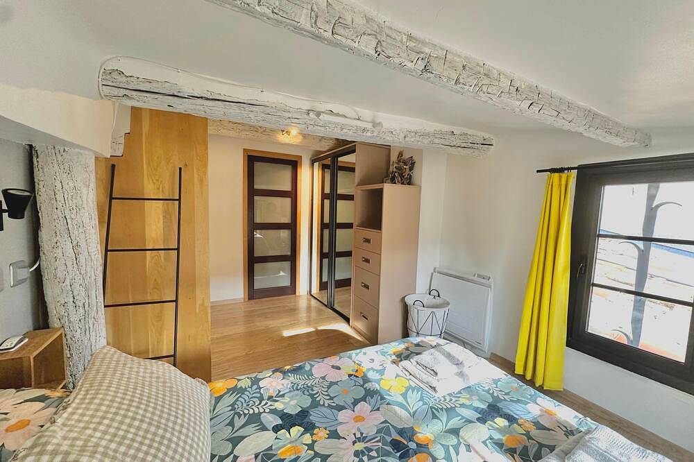 Entire apartment, Toit Vieil - Terrace with stunning view over Aix rooftops in Aix-en-Provence, Aix-en-Provence region