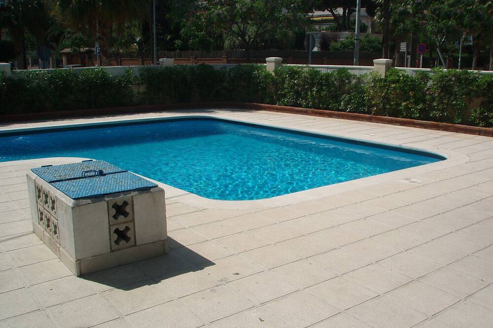 Entire apartment, Sunny apartment 6 people with pool in Platja de Castelldefels (Gavà), Castelldefels