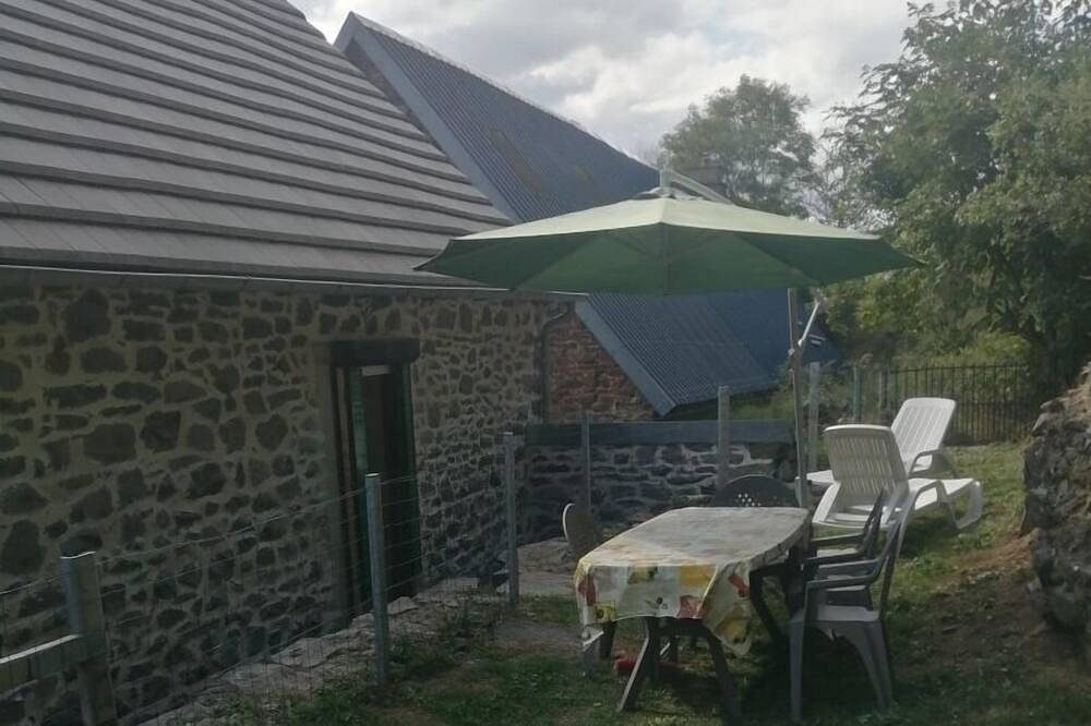 Gite 5 personnes accessible par le coté de la maison. Wifi gratuit in Marcenat, Parc naturel régional des Volcans d'Auvergne