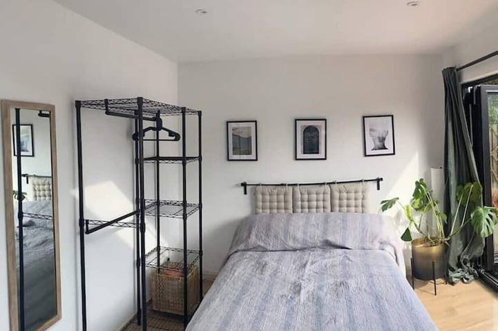 Appartamento intero, Sunny south  facing, cute garden studio with own private  patio, South London in Lambeth, Londra