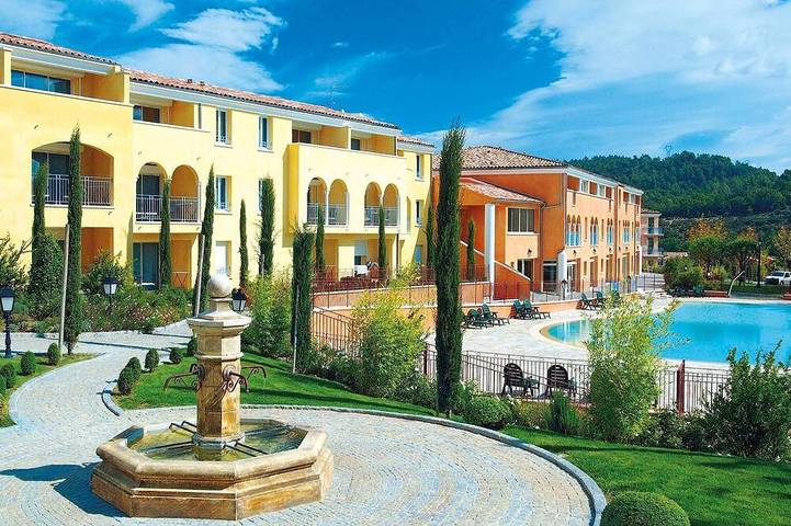 Appartement entier, Suite équipée | Accès 3 piscines + bain à remous ! in Gréoux-les-Bains, Alpes-de-Haute-Provence
