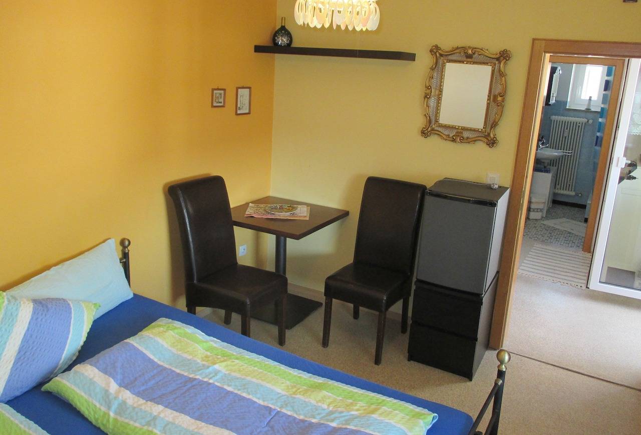 Entire holiday apartment, Ferienwohnung Vogelnest (22qm) ohne Küche mit Doppelbett und Balkon in Volkach, Franconian Wine Country