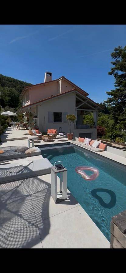 Appartement de vacances entier, Double Room with Private Bathroom in La Valla-en-Gier, Parc Naturel Régional du Pilat