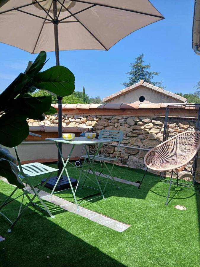 Gîte pour 4 personnes, avec jardin ainsi que vue et terrasse, animaux acceptés à Saint-Privat (Ardèche)