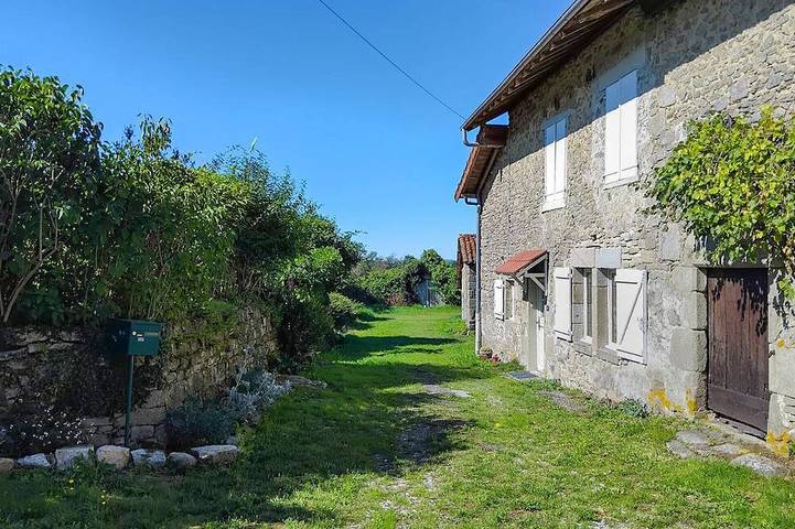 Location de vacances pour 8 personnes, avec jardin à Royères