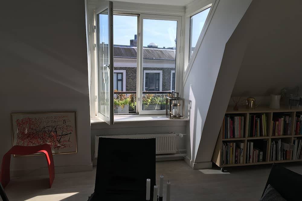 Entire apartment, Chr. Harbor - right on the canal, 2 bedroom apartment perfect for a couple in Copenhagen City, Copenhagen
