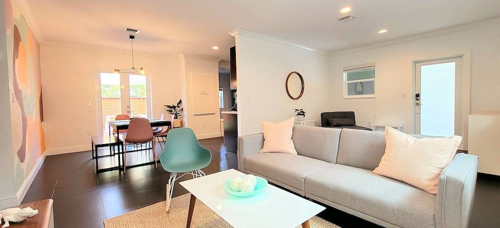 Modern 3 bed/2 bath House by Coco Walk w/ Private Cozy Deck(Family/Pet-friendly) in Miami, Florida