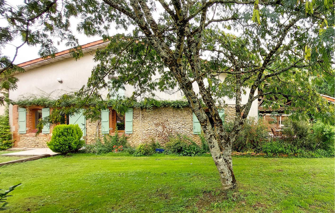 Appartement confortable avec Wi-Fi, piscine, parking et jardin in Mauléon-d'Armagnac, Gers