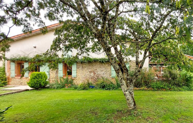 Gemütliches Wi-Fi-Apartment mit Pool, Parkplatz und Garten in Mauléon-d'Armagnac, Gers
