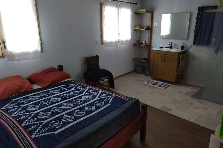 A large house in a remote mountain hamlet surrounded by nature in Champcella, Nationalpark Écrins