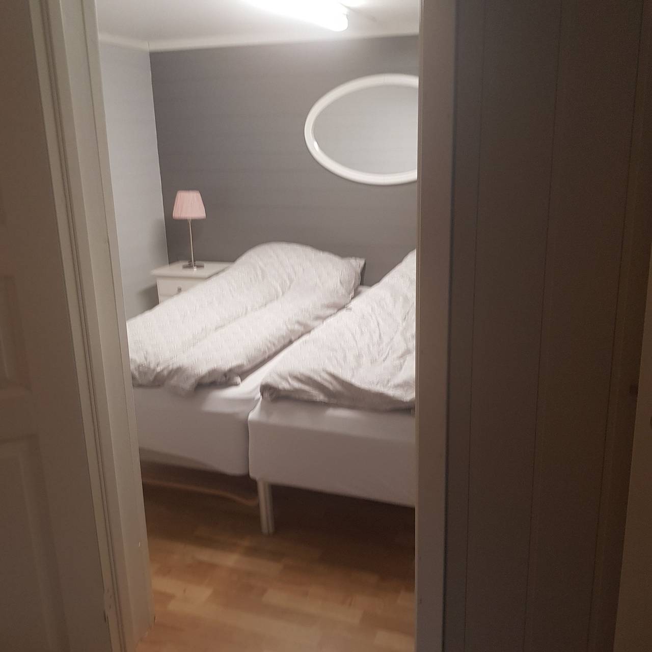 Gemütliches Wohnzimmer, Schlafzimmer und Badezimmer in Askøy