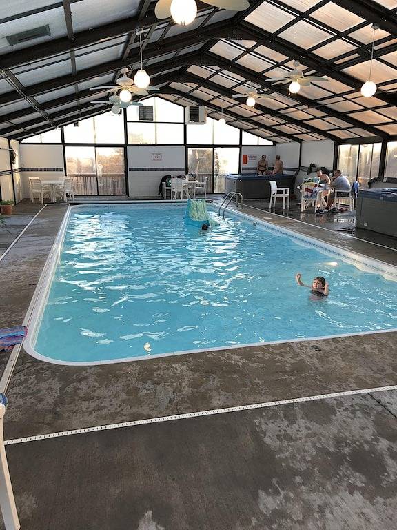Lakefront Cottage in der Nähe von allem, was der See zu bieten hat. Für 8 Personen in Village of Four Seasons, Lake of the Ozarks