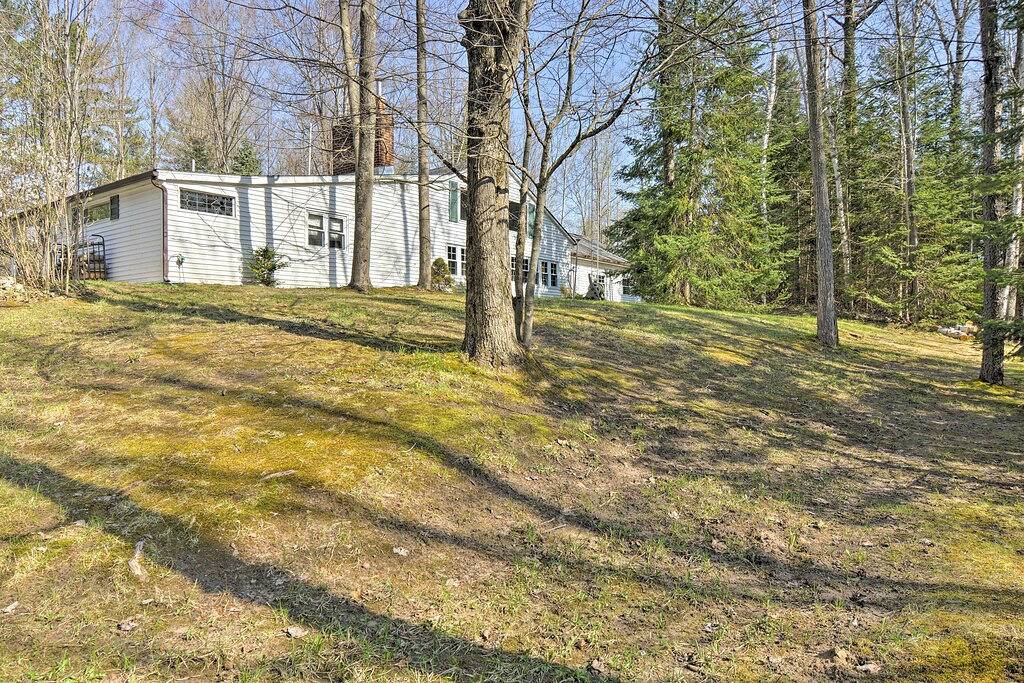 Neu! Riverfront Cabin in Alger w / Terrasse & Wifi! in Gladwin County