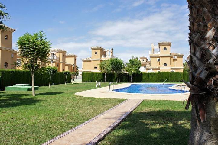 Casa de vacaciones para 6 personas, con piscina además de jardín y balcón, Se admiten mascotas en Algorfa