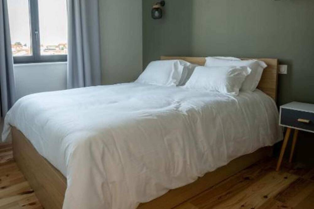 Entire apartment, 2-person air-conditioned 1-bedroom apartment near Aïga Resort Puy de Mercoeur 202 in Châtel-Guyon, Riom region