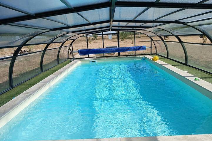 Location de vacances pour 8 personnes, avec Terrasse ainsi que Jardin et Piscine à Saint-Genest-d'Ambière
