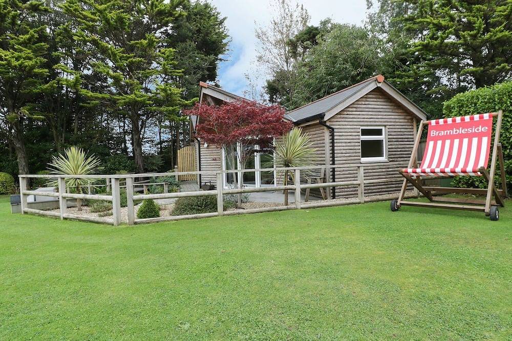 Brambleside Lodge, country holiday cottage, with a garden in Truro in Cornwall