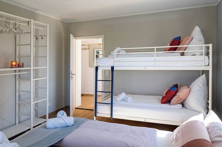 Ganze Wohnung, 5*****Neu und zentral! Traumhafte 100qm Fewo mit Terrasse, Sauna und Seeblick. in Allensbach, Untersee